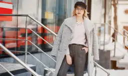 Stylizacje do pracy zimą: Jak połączyć elegancję z ciepłem w biurze?