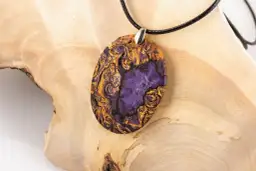 Jak zrobić wisiorek z żywicy epoksydowej - proste kroki i porady