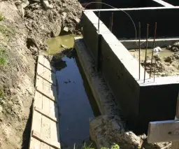 Czym zasypać fundamenty wewnątrz, aby uniknąć problemów z wodą?