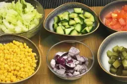 Co jest potrzebne do sałatki gyros? Odkryj składniki, które zachwycą