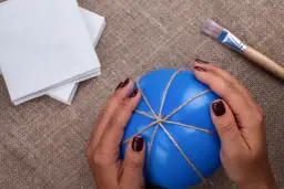 Zabawy sensoryczne dla dzieci: Jak wspierać rozwój? Pomysły DIY.