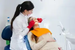 Dentysta po porodzie: Kiedy i jak bezpiecznie zadbać o zęby?