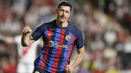 Robert Lewandowski w koszulce FC Barcelony, który rozegrał najwięcej meczów w Lidze Mistrzów, cieszy się z bramki.