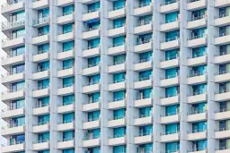 Czy nieruchomości będą tanieć? Poznaj prognozy i kluczowe czynniki