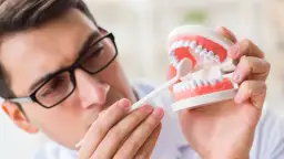 Skuteczne metody na to, jak odkamienić protezę zębową i uniknąć problemów