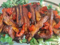 Ile czasu piec żeberka w rękawie, aby były miękkie i soczyste?