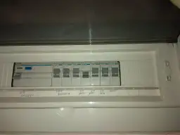 Wywaliło korki? Sprawdź bezpieczniki w rozdzielnicy. Włącz wyłącznik główny, a potem poszczególne obwody: kuchnia, łazienka, pokój, światło.