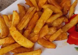 Jak przygotować ziemniaki na frytki, by były chrupiące i pyszne