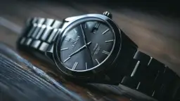 Zegarek Jamesa Bonda - klasyka w Twoim stylu. Czy warto go mieć?