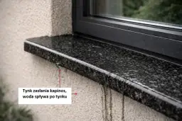 Zacieki na elewacji pod parapetem, woda spływa po tynku.