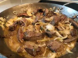 Na czym smażyć wątróbkę drobiową, aby uniknąć jej wysuszenia?