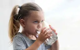 Woda dla niemowląt: Kiedy, ile i jaką podawać? Bezpieczne nawadnianie.