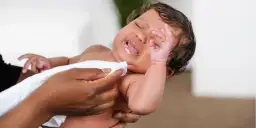 Wymioty u dziecka: Co robić? Kiedy to poważne? Porady eksperta