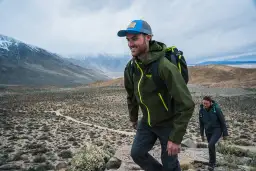 Jaką kurtkę przeciwdeszczową w góry wybrać, aby nie żałować?