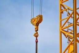 Ile zarabia operator dźwigu samojezdnego? Fakty, które zaskakują