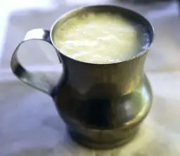 Czy maślanka jest dietetyczna? Odkryj jej niskokaloryczne właściwości