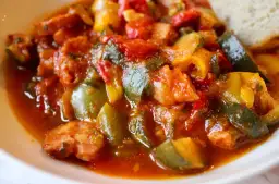 Pyszne leczo z papryką, cukinią i pomidorami. Czy leczo jest zdrowe? Zależy od składników, ale warzywa to podstawa!