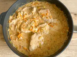 Pyszne danie z kości ze schabu w kremowym sosie z warzywami. Idealne pytanie: co ugotować na kościach ze schabu?