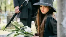 Co oznacza biała róża na pogrzebie? Symbolika, emocje i znaczenie