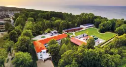 Dom seniora nad stawem: Spokojna jesień życia? Jak wybrać?