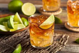 Rum z lodem i limonką, klasyczny drink. Idealny na upalne dni, gdy zastanawiasz się, z czym się pije rum.
