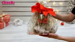 Jak zapakować prezent w folię? Triki mistrzów i efekt "wow"!