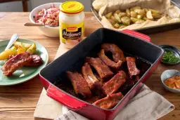 Soczyste żeberka w sosie, idealne do pieczenia. Dowiedz się, ile czasu piec żeberka w piekarniku, by były idealne.