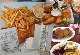 Ile kosztuje obiad nad morzem? Ceny, które mogą Cię zaskoczyć