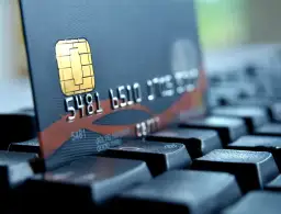 Zbliżenie na kartę płatniczą z numerem 5481 6510. Czy to bank 1750? Karta leży na klawiaturze.