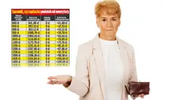 Starsza kobieta z portfelem i tabelą z danymi o emeryturach i podatkach.