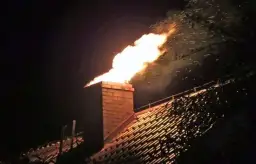 Jak rozpoznać pożar sadzy w kominie i uniknąć niebezpieczeństwa