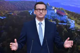 Mateusz Morawiecki w garniturze, przemawia na tle zamku. Czy zastanawiasz się, ile zarabia Morawiecki?