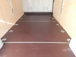 Jaka sklejka na podłogę do przyczepki, aby uniknąć uszkodzeń?