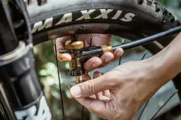 Ile barów w rowerze? Znajdź idealne ciśnienie dla Twojej jazdy!