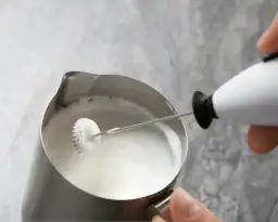 Jak spienić mleko roślinne: proste techniki na idealną piankę