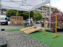 Gry planszowe i zręcznościowe na świeżym powietrzu, idealne na świąteczne zabawy integracyjne.