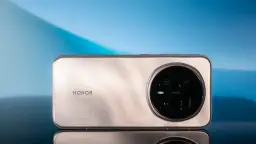 Złoty HONOR Magic 8 z modułem aparatów AI.