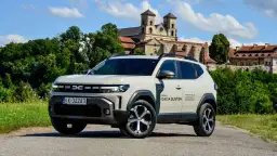Nowa Dacia Duster hybryda na tle zabytkowego klasztoru.