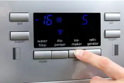 Kontrolki Whirlpool: Co sygnalizuje Twoja lodówka? Poradnik.