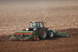 Filtracja w dobie norm Stage V: Dlaczego silniki w nowoczesnych ciągnikach rolniczych nie wybaczają kurzu?