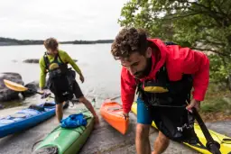 Co zabrać na spływ kajakowy z dzieckiem: 10 niezbędnych rzeczy