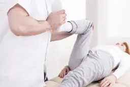 Kiedy rehabilitacja po endoprotezie biodra: etapy i czas trwania