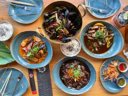 Bogactwo tajskiego jedzenia: mule, wołowina w sosie, ryż i makaron ryżowy. Pyszna uczta!