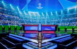 Trofeum Ligi Mistrzów na scenie z widownią w tle. Już wkrótce emocje, kiedy wraca liga mistrzów!