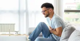 Ból brzucha: co pomaga? Domowe sposoby, leki i sygnały alarmowe