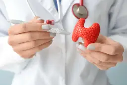 Zaburzenia tarczycy objawy: jak je rozpoznać i uniknąć problemów