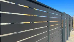 Ile kosztuje postawienie płotu z paneli? Zaskakujące ceny i czynniki wpływające na koszt