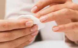 Jak zdjąć hybrydę w domu bez acetonu - poradnik