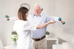 Ile kosztuje opiekunka do starszej osoby? Sprawdź, co wpływa na ceny