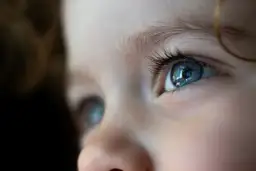 Dlaczego dziecko mruga oczami? 5 powodów, które musisz znać